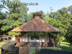 [P19] În curtea bisericii din Topla - Muzeul Satului Bănățean.  » foto by tata123 🔱
 - 
<span class="allrVoted glyphicon glyphicon-heart hidden" id="av812812"></span>
<a class="m-l-10 hidden" id="sv812812" onclick="voting_Foto_DelVot(,812812,24580)" role="button">șterge vot <span class="glyphicon glyphicon-remove"></span></a>
<a id="v9812812" class=" c-red"  onclick="voting_Foto_SetVot(812812)" role="button"><span class="glyphicon glyphicon-heart-empty"></span> <b>LIKE</b> = Votează poza</a> <img class="hidden"  id="f812812W9" src="/imagini/loader.gif" border="0" /><span class="AjErrMes hidden" id="e812812ErM"></span>