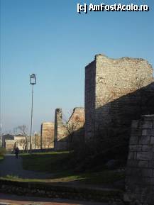 [P19] Zidurile lui Teodosie, privind de la EdirneKapı, care in varful dealului 6, inspre Cornul de Aur, si zona Blachernele. In fundal, se distinge un cartier modern al IStanbulului. » foto by TraianS
 - 
<span class="allrVoted glyphicon glyphicon-heart hidden" id="av329124"></span>
<a class="m-l-10 hidden" id="sv329124" onclick="voting_Foto_DelVot(,329124,24606)" role="button">șterge vot <span class="glyphicon glyphicon-remove"></span></a>
<a id="v9329124" class=" c-red"  onclick="voting_Foto_SetVot(329124)" role="button"><span class="glyphicon glyphicon-heart-empty"></span> <b>LIKE</b> = Votează poza</a> <img class="hidden"  id="f329124W9" src="/imagini/loader.gif" border="0" /><span class="AjErrMes hidden" id="e329124ErM"></span>