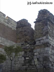 [P21] Zidurile poarta inca urmele bataliei de la 1453. EdirneKapı. Zidurile lui Teodosie. » foto by TraianS
 - 
<span class="allrVoted glyphicon glyphicon-heart hidden" id="av329126"></span>
<a class="m-l-10 hidden" id="sv329126" onclick="voting_Foto_DelVot(,329126,24606)" role="button">șterge vot <span class="glyphicon glyphicon-remove"></span></a>
<a id="v9329126" class=" c-red"  onclick="voting_Foto_SetVot(329126)" role="button"><span class="glyphicon glyphicon-heart-empty"></span> <b>LIKE</b> = Votează poza</a> <img class="hidden"  id="f329126W9" src="/imagini/loader.gif" border="0" /><span class="AjErrMes hidden" id="e329126ErM"></span>