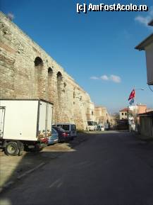[P50] Zidurile lui Teodosie, vazute din interiorul orasului, de pe strada Hoca Cakır care merge inspre Cornul de Aur. De aici se poate urca pe ziduri pentru o panorama superba. » foto by TraianS
 - 
<span class="allrVoted glyphicon glyphicon-heart hidden" id="av329155"></span>
<a class="m-l-10 hidden" id="sv329155" onclick="voting_Foto_DelVot(,329155,24606)" role="button">șterge vot <span class="glyphicon glyphicon-remove"></span></a>
<a id="v9329155" class=" c-red"  onclick="voting_Foto_SetVot(329155)" role="button"><span class="glyphicon glyphicon-heart-empty"></span> <b>LIKE</b> = Votează poza</a> <img class="hidden"  id="f329155W9" src="/imagini/loader.gif" border="0" /><span class="AjErrMes hidden" id="e329155ErM"></span>
