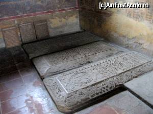 [P17] Mormintele Brătienilor în pronaos » foto by Michi
 - 
<span class="allrVoted glyphicon glyphicon-heart hidden" id="av573031"></span>
<a class="m-l-10 hidden" id="sv573031" onclick="voting_Foto_DelVot(,573031,24639)" role="button">șterge vot <span class="glyphicon glyphicon-remove"></span></a>
<a id="v9573031" class=" c-red"  onclick="voting_Foto_SetVot(573031)" role="button"><span class="glyphicon glyphicon-heart-empty"></span> <b>LIKE</b> = Votează poza</a> <img class="hidden"  id="f573031W9" src="/imagini/loader.gif" border="0" /><span class="AjErrMes hidden" id="e573031ErM"></span>