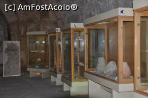 [P22] vitrine de sticla unde din sala micutului muzeu al Castelului Ajloun » foto by alunelu69
 - 
<span class="allrVoted glyphicon glyphicon-heart hidden" id="av960488"></span>
<a class="m-l-10 hidden" id="sv960488" onclick="voting_Foto_DelVot(,960488,24654)" role="button">șterge vot <span class="glyphicon glyphicon-remove"></span></a>
<a id="v9960488" class=" c-red"  onclick="voting_Foto_SetVot(960488)" role="button"><span class="glyphicon glyphicon-heart-empty"></span> <b>LIKE</b> = Votează poza</a> <img class="hidden"  id="f960488W9" src="/imagini/loader.gif" border="0" /><span class="AjErrMes hidden" id="e960488ErM"></span>