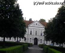 [P06] Intrarea în Nymphenburg Schloß » foto by Costi
 - 
<span class="allrVoted glyphicon glyphicon-heart hidden" id="av36852"></span>
<a class="m-l-10 hidden" id="sv36852" onclick="voting_Foto_DelVot(,36852,24660)" role="button">șterge vot <span class="glyphicon glyphicon-remove"></span></a>
<a id="v936852" class=" c-red"  onclick="voting_Foto_SetVot(36852)" role="button"><span class="glyphicon glyphicon-heart-empty"></span> <b>LIKE</b> = Votează poza</a> <img class="hidden"  id="f36852W9" src="/imagini/loader.gif" border="0" /><span class="AjErrMes hidden" id="e36852ErM"></span>