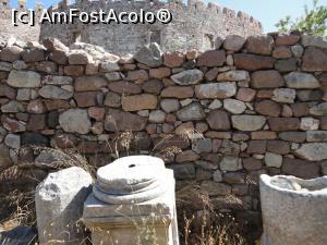 [P50] Castelul de sus, lângă poarta principală.  » foto by maryka
 - 
<span class="allrVoted glyphicon glyphicon-heart hidden" id="av1002427"></span>
<a class="m-l-10 hidden" id="sv1002427" onclick="voting_Foto_DelVot(,1002427,24680)" role="button">șterge vot <span class="glyphicon glyphicon-remove"></span></a>
<a id="v91002427" class=" c-red"  onclick="voting_Foto_SetVot(1002427)" role="button"><span class="glyphicon glyphicon-heart-empty"></span> <b>LIKE</b> = Votează poza</a> <img class="hidden"  id="f1002427W9" src="/imagini/loader.gif" border="0" /><span class="AjErrMes hidden" id="e1002427ErM"></span>