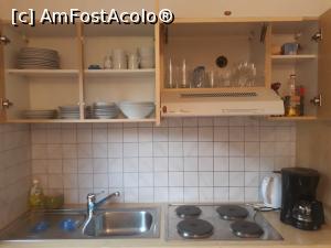 [P20] Bucătăria și o parte din veselă. Mai erau dulapuri și jos, pline cu tot felul.  » foto by Aurici
 - 
<span class="allrVoted glyphicon glyphicon-heart hidden" id="av1040754"></span>
<a class="m-l-10 hidden" id="sv1040754" onclick="voting_Foto_DelVot(,1040754,24690)" role="button">șterge vot <span class="glyphicon glyphicon-remove"></span></a>
<a id="v91040754" class=" c-red"  onclick="voting_Foto_SetVot(1040754)" role="button"><span class="glyphicon glyphicon-heart-empty"></span> <b>LIKE</b> = Votează poza</a> <img class="hidden"  id="f1040754W9" src="/imagini/loader.gif" border="0" /><span class="AjErrMes hidden" id="e1040754ErM"></span>