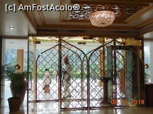 [P19] intrare hotel vazut din interior, se vede filtrul de securitate prin care trebuie sa treci » foto by Yolanda
 - 
<span class="allrVoted glyphicon glyphicon-heart hidden" id="av1137460"></span>
<a class="m-l-10 hidden" id="sv1137460" onclick="voting_Foto_DelVot(,1137460,24895)" role="button">șterge vot <span class="glyphicon glyphicon-remove"></span></a>
<a id="v91137460" class=" c-red"  onclick="voting_Foto_SetVot(1137460)" role="button"><span class="glyphicon glyphicon-heart-empty"></span> <b>LIKE</b> = Votează poza</a> <img class="hidden"  id="f1137460W9" src="/imagini/loader.gif" border="0" /><span class="AjErrMes hidden" id="e1137460ErM"></span>