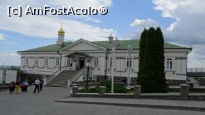 [P20] Sfânta Lavră Poceaev: Casa episcopilor, amenajată astăzi ca un mare magazin cu obiecte religioase de cea mai bună calitate, adevărate opere de artă » foto by mariana.olaru
 - 
<span class="allrVoted glyphicon glyphicon-heart hidden" id="av1055228"></span>
<a class="m-l-10 hidden" id="sv1055228" onclick="voting_Foto_DelVot(,1055228,24901)" role="button">șterge vot <span class="glyphicon glyphicon-remove"></span></a>
<a id="v91055228" class=" c-red"  onclick="voting_Foto_SetVot(1055228)" role="button"><span class="glyphicon glyphicon-heart-empty"></span> <b>LIKE</b> = Votează poza</a> <img class="hidden"  id="f1055228W9" src="/imagini/loader.gif" border="0" /><span class="AjErrMes hidden" id="e1055228ErM"></span>