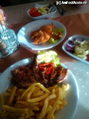 [P22] Dupa baie, ti se face foame, acest meniu compus din grill de pui cu garnitura de cartofi si pui umplut cu branza si marar, plus doua salate asortate si ceva apa plata, a costat 54 de lei, la restaurantul Praid din centrul statiunii » foto by dorgo
 - 
<span class="allrVoted glyphicon glyphicon-heart hidden" id="av688492"></span>
<a class="m-l-10 hidden" id="sv688492" onclick="voting_Foto_DelVot(,688492,24903)" role="button">șterge vot <span class="glyphicon glyphicon-remove"></span></a>
<a id="v9688492" class=" c-red"  onclick="voting_Foto_SetVot(688492)" role="button"><span class="glyphicon glyphicon-heart-empty"></span> <b>LIKE</b> = Votează poza</a> <img class="hidden"  id="f688492W9" src="/imagini/loader.gif" border="0" /><span class="AjErrMes hidden" id="e688492ErM"></span>
