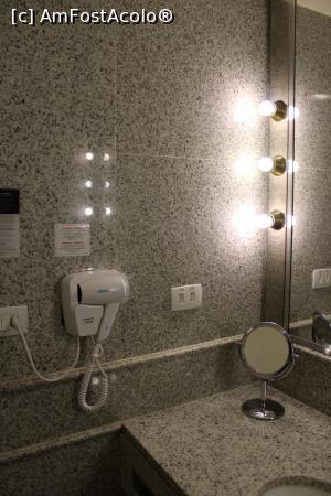 [P24] São Paulo, Maksoud Plaza Hotel, Uscătorul de păr și oglinda pentru detalii » foto by mprofeanu
 - 
<span class="allrVoted glyphicon glyphicon-heart hidden" id="av1056450"></span>
<a class="m-l-10 hidden" id="sv1056450" onclick="voting_Foto_DelVot(,1056450,24928)" role="button">șterge vot <span class="glyphicon glyphicon-remove"></span></a>
<a id="v91056450" class=" c-red"  onclick="voting_Foto_SetVot(1056450)" role="button"><span class="glyphicon glyphicon-heart-empty"></span> <b>LIKE</b> = Votează poza</a> <img class="hidden"  id="f1056450W9" src="/imagini/loader.gif" border="0" /><span class="AjErrMes hidden" id="e1056450ErM"></span>