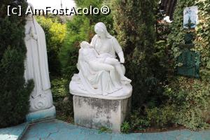 [P25] Ravadinovo, Castelul „In Love with the Wind”, Pieta din fața Capelei » foto by mprofeanu
 - 
<span class="allrVoted glyphicon glyphicon-heart hidden" id="av1214603"></span>
<a class="m-l-10 hidden" id="sv1214603" onclick="voting_Foto_DelVot(,1214603,25001)" role="button">șterge vot <span class="glyphicon glyphicon-remove"></span></a>
<a id="v91214603" class=" c-red"  onclick="voting_Foto_SetVot(1214603)" role="button"><span class="glyphicon glyphicon-heart-empty"></span> <b>LIKE</b> = Votează poza</a> <img class="hidden"  id="f1214603W9" src="/imagini/loader.gif" border="0" /><span class="AjErrMes hidden" id="e1214603ErM"></span>