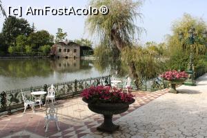[P39] Ravadinovo, Castelul „In Love with the Wind”, Lacul și Clădirea cu Suveniruri dar și Restaurant, cea din plan secund » foto by mprofeanu
 - 
<span class="allrVoted glyphicon glyphicon-heart hidden" id="av1214617"></span>
<a class="m-l-10 hidden" id="sv1214617" onclick="voting_Foto_DelVot(,1214617,25001)" role="button">șterge vot <span class="glyphicon glyphicon-remove"></span></a>
<a id="v91214617" class=" c-red"  onclick="voting_Foto_SetVot(1214617)" role="button"><span class="glyphicon glyphicon-heart-empty"></span> <b>LIKE</b> = Votează poza</a> <img class="hidden"  id="f1214617W9" src="/imagini/loader.gif" border="0" /><span class="AjErrMes hidden" id="e1214617ErM"></span>