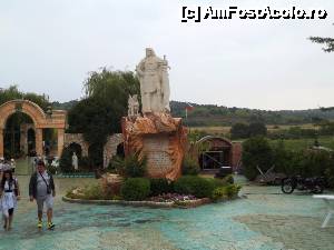 [P03] Castelul din Ravadinovo - un kitsch monstruos. Statuia „cavalerului Tumpel” » foto by Dragoș_MD
 - 
<span class="allrVoted glyphicon glyphicon-heart hidden" id="av701661"></span>
<a class="m-l-10 hidden" id="sv701661" onclick="voting_Foto_DelVot(,701661,25001)" role="button">șterge vot <span class="glyphicon glyphicon-remove"></span></a>
<a id="v9701661" class=" c-red"  onclick="voting_Foto_SetVot(701661)" role="button"><span class="glyphicon glyphicon-heart-empty"></span> <b>LIKE</b> = Votează poza</a> <img class="hidden"  id="f701661W9" src="/imagini/loader.gif" border="0" /><span class="AjErrMes hidden" id="e701661ErM"></span>