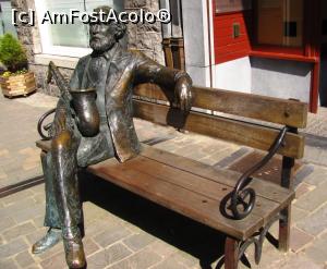 [P20] Domnul Sax isi duce traiul pe trotuarul din fata memorialului sau » foto by Radu Tudoran
 - 
<span class="allrVoted glyphicon glyphicon-heart hidden" id="av995984"></span>
<a class="m-l-10 hidden" id="sv995984" onclick="voting_Foto_DelVot(,995984,25022)" role="button">șterge vot <span class="glyphicon glyphicon-remove"></span></a>
<a id="v9995984" class=" c-red"  onclick="voting_Foto_SetVot(995984)" role="button"><span class="glyphicon glyphicon-heart-empty"></span> <b>LIKE</b> = Votează poza</a> <img class="hidden"  id="f995984W9" src="/imagini/loader.gif" border="0" /><span class="AjErrMes hidden" id="e995984ErM"></span>