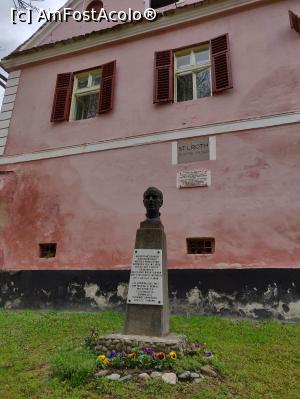 [P37] Ansamblul bisericii evanghelice fortificate din Moșna<p> Stephan Ludwig Roth, care a fost un martir al Revoluţiei de la 1848 » foto by Dana2008
 - 
<span class="allrVoted glyphicon glyphicon-heart hidden" id="av1065175"></span>
<a class="m-l-10 hidden" id="sv1065175" onclick="voting_Foto_DelVot(,1065175,25046)" role="button">șterge vot <span class="glyphicon glyphicon-remove"></span></a>
<a id="v91065175" class=" c-red"  onclick="voting_Foto_SetVot(1065175)" role="button"><span class="glyphicon glyphicon-heart-empty"></span> <b>LIKE</b> = Votează poza</a> <img class="hidden"  id="f1065175W9" src="/imagini/loader.gif" border="0" /><span class="AjErrMes hidden" id="e1065175ErM"></span>