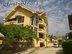 [P01] Fotografie făcută la plecare. Geamul camerei duble e cel de către stradă, de deasupra ultimului balcon.  » foto by baby eyes
 - 
<span class="allrVoted glyphicon glyphicon-heart hidden" id="av1072685"></span>
<a class="m-l-10 hidden" id="sv1072685" onclick="voting_Foto_DelVot(,1072685,25179)" role="button">șterge vot <span class="glyphicon glyphicon-remove"></span></a>
<a id="v91072685" class=" c-red"  onclick="voting_Foto_SetVot(1072685)" role="button"><span class="glyphicon glyphicon-heart-empty"></span> <b>LIKE</b> = Votează poza</a> <img class="hidden"  id="f1072685W9" src="/imagini/loader.gif" border="0" /><span class="AjErrMes hidden" id="e1072685ErM"></span>