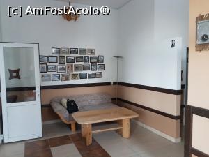 [P06] Zona de relaxare în holul de jos - în dreapta se află două băi, în stănga se intră în sala de mese » foto by Alina Roxana
 - 
<span class="allrVoted glyphicon glyphicon-heart hidden" id="av1073354"></span>
<a class="m-l-10 hidden" id="sv1073354" onclick="voting_Foto_DelVot(,1073354,25183)" role="button">șterge vot <span class="glyphicon glyphicon-remove"></span></a>
<a id="v91073354" class=" c-red"  onclick="voting_Foto_SetVot(1073354)" role="button"><span class="glyphicon glyphicon-heart-empty"></span> <b>LIKE</b> = Votează poza</a> <img class="hidden"  id="f1073354W9" src="/imagini/loader.gif" border="0" /><span class="AjErrMes hidden" id="e1073354ErM"></span>