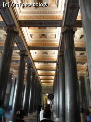 [P19] Sala celor 12 coloane este o alta incapere impresionanta a Noului Ermitaj, remarcabila pentru culorile rafinate, bazate pe o combinatie de granit gri si marmura artificiala aurie, albul sculpturii in ipsos si o abundenta de detalii aurite.  » foto by geani anto
 - 
<span class="allrVoted glyphicon glyphicon-heart hidden" id="av1137064"></span>
<a class="m-l-10 hidden" id="sv1137064" onclick="voting_Foto_DelVot(,1137064,25186)" role="button">șterge vot <span class="glyphicon glyphicon-remove"></span></a>
<a id="v91137064" class=" c-red"  onclick="voting_Foto_SetVot(1137064)" role="button"><span class="glyphicon glyphicon-heart-empty"></span> <b>LIKE</b> = Votează poza</a> <img class="hidden"  id="f1137064W9" src="/imagini/loader.gif" border="0" /><span class="AjErrMes hidden" id="e1137064ErM"></span>