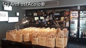 [P22] Micul dejun se afla în aceste pungulițe, la recepție și puteai să le ridici pe tot parcursul zilei. Sau să mănânci în această zonă.  » foto by Aurici
 - 
<span class="allrVoted glyphicon glyphicon-heart hidden" id="av1074660"></span>
<a class="m-l-10 hidden" id="sv1074660" onclick="voting_Foto_DelVot(,1074660,25195)" role="button">șterge vot <span class="glyphicon glyphicon-remove"></span></a>
<a id="v91074660" class=" c-red"  onclick="voting_Foto_SetVot(1074660)" role="button"><span class="glyphicon glyphicon-heart-empty"></span> <b>LIKE</b> = Votează poza</a> <img class="hidden"  id="f1074660W9" src="/imagini/loader.gif" border="0" /><span class="AjErrMes hidden" id="e1074660ErM"></span>