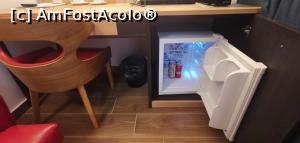 [P16] Camera royal. Minibarul alimentat zilnic cu 2 doze de coca-cola, 2 de bere și 2 sticle de apă.  » foto by Aurici
 - 
<span class="allrVoted glyphicon glyphicon-heart hidden" id="av1133050"></span>
<a class="m-l-10 hidden" id="sv1133050" onclick="voting_Foto_DelVot(,1133050,25225)" role="button">șterge vot <span class="glyphicon glyphicon-remove"></span></a>
<a id="v91133050" class=" c-red"  onclick="voting_Foto_SetVot(1133050)" role="button"><span class="glyphicon glyphicon-heart-empty"></span> <b>LIKE</b> = Votează poza</a> <img class="hidden"  id="f1133050W9" src="/imagini/loader.gif" border="0" /><span class="AjErrMes hidden" id="e1133050ErM"></span>
