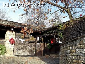 [P29] Dedovite Kashti Staro Stefanovo. Poarta, din piatra si nuiele, cu acoperis de aedezie.  » foto by Floria
 - 
<span class="allrVoted glyphicon glyphicon-heart hidden" id="av1077147"></span>
<a class="m-l-10 hidden" id="sv1077147" onclick="voting_Foto_DelVot(,1077147,25230)" role="button">șterge vot <span class="glyphicon glyphicon-remove"></span></a>
<a id="v91077147" class=" c-red"  onclick="voting_Foto_SetVot(1077147)" role="button"><span class="glyphicon glyphicon-heart-empty"></span> <b>LIKE</b> = Votează poza</a> <img class="hidden"  id="f1077147W9" src="/imagini/loader.gif" border="0" /><span class="AjErrMes hidden" id="e1077147ErM"></span>