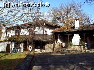 [P03] Dedovite Kashti Staro Stefanovo. Casa cu prispa in care am fost cazati toamna trecuta.  » foto by Floria
 - 
<span class="allrVoted glyphicon glyphicon-heart hidden" id="av1077121"></span>
<a class="m-l-10 hidden" id="sv1077121" onclick="voting_Foto_DelVot(,1077121,25230)" role="button">șterge vot <span class="glyphicon glyphicon-remove"></span></a>
<a id="v91077121" class=" c-red"  onclick="voting_Foto_SetVot(1077121)" role="button"><span class="glyphicon glyphicon-heart-empty"></span> <b>LIKE</b> = Votează poza</a> <img class="hidden"  id="f1077121W9" src="/imagini/loader.gif" border="0" /><span class="AjErrMes hidden" id="e1077121ErM"></span>