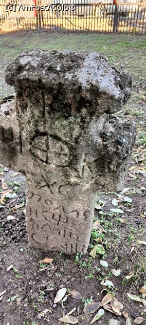 [P17] Cruce veche din piatră - în curtea bisericii. » foto by tata123 🔱
 - 
<span class="allrVoted glyphicon glyphicon-heart hidden" id="av1412785"></span>
<a class="m-l-10 hidden" id="sv1412785" onclick="voting_Foto_DelVot(,1412785,25270)" role="button">șterge vot <span class="glyphicon glyphicon-remove"></span></a>
<a id="v91412785" class=" c-red"  onclick="voting_Foto_SetVot(1412785)" role="button"><span class="glyphicon glyphicon-heart-empty"></span> <b>LIKE</b> = Votează poza</a> <img class="hidden"  id="f1412785W9" src="/imagini/loader.gif" border="0" /><span class="AjErrMes hidden" id="e1412785ErM"></span>