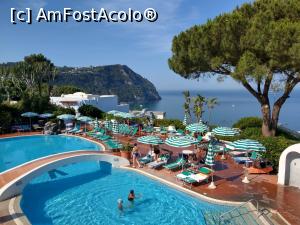 [P01] Vedere de la Solarium, piscina și marea către golful cu Giardini Poseidon.  » foto by maryka
 - 
<span class="allrVoted glyphicon glyphicon-heart hidden" id="av1083477"></span>
<a class="m-l-10 hidden" id="sv1083477" onclick="voting_Foto_DelVot(,1083477,25332)" role="button">șterge vot <span class="glyphicon glyphicon-remove"></span></a>
<a id="v91083477" class=" c-red"  onclick="voting_Foto_SetVot(1083477)" role="button"><span class="glyphicon glyphicon-heart-empty"></span> <b>LIKE</b> = Votează poza</a> <img class="hidden"  id="f1083477W9" src="/imagini/loader.gif" border="0" /><span class="AjErrMes hidden" id="e1083477ErM"></span>