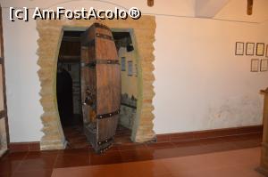 [P08] " Uşa" de intrare în Galeriile Migdal la Chateau Cojușna (Migdal P), satul Cojuşna, Republica Moldova. » foto by traian.leuca †
 - 
<span class="allrVoted glyphicon glyphicon-heart hidden" id="av1083627"></span>
<a class="m-l-10 hidden" id="sv1083627" onclick="voting_Foto_DelVot(,1083627,25333)" role="button">șterge vot <span class="glyphicon glyphicon-remove"></span></a>
<a id="v91083627" class=" c-red"  onclick="voting_Foto_SetVot(1083627)" role="button"><span class="glyphicon glyphicon-heart-empty"></span> <b>LIKE</b> = Votează poza</a> <img class="hidden"  id="f1083627W9" src="/imagini/loader.gif" border="0" /><span class="AjErrMes hidden" id="e1083627ErM"></span>