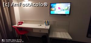 [P12] Ibis Styles Hotel - biroul pe care am găsit o felicitare de bun venit și 2 bomboane.  » foto by Aurici
 - 
<span class="allrVoted glyphicon glyphicon-heart hidden" id="av1131723"></span>
<a class="m-l-10 hidden" id="sv1131723" onclick="voting_Foto_DelVot(,1131723,25352)" role="button">șterge vot <span class="glyphicon glyphicon-remove"></span></a>
<a id="v91131723" class=" c-red"  onclick="voting_Foto_SetVot(1131723)" role="button"><span class="glyphicon glyphicon-heart-empty"></span> <b>LIKE</b> = Votează poza</a> <img class="hidden"  id="f1131723W9" src="/imagini/loader.gif" border="0" /><span class="AjErrMes hidden" id="e1131723ErM"></span>