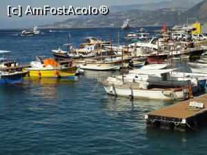 [P18] Ambarcațiuni în portul din Capri.  » foto by maryka
 - 
<span class="allrVoted glyphicon glyphicon-heart hidden" id="av1087186"></span>
<a class="m-l-10 hidden" id="sv1087186" onclick="voting_Foto_DelVot(,1087186,25401)" role="button">șterge vot <span class="glyphicon glyphicon-remove"></span></a>
<a id="v91087186" class=" c-red"  onclick="voting_Foto_SetVot(1087186)" role="button"><span class="glyphicon glyphicon-heart-empty"></span> <b>LIKE</b> = Votează poza</a> <img class="hidden"  id="f1087186W9" src="/imagini/loader.gif" border="0" /><span class="AjErrMes hidden" id="e1087186ErM"></span>