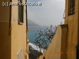 [P18] De pe treptele unei ulicioare privind către mare » foto by irinad
 - 
<span class="allrVoted glyphicon glyphicon-heart hidden" id="av1161713"></span>
<a class="m-l-10 hidden" id="sv1161713" onclick="voting_Foto_DelVot(,1161713,25401)" role="button">șterge vot <span class="glyphicon glyphicon-remove"></span></a>
<a id="v91161713" class=" c-red"  onclick="voting_Foto_SetVot(1161713)" role="button"><span class="glyphicon glyphicon-heart-empty"></span> <b>LIKE</b> = Votează poza</a> <img class="hidden"  id="f1161713W9" src="/imagini/loader.gif" border="0" /><span class="AjErrMes hidden" id="e1161713ErM"></span>