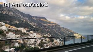 [P04] La un moment dat, dupa o curba, am zarit casele „agatate” in munte. Positano este practic gravat pe fata muntelui, cladirile pictate in nuante vibrante de caisa, piersica si lamaie, coboara pe versant, ca si cum ar fi gata sa se prabuseasca in marea magnifica de dedesubt. » foto by geani anto
 - 
<span class="allrVoted glyphicon glyphicon-heart hidden" id="av1411684"></span>
<a class="m-l-10 hidden" id="sv1411684" onclick="voting_Foto_DelVot(,1411684,25401)" role="button">șterge vot <span class="glyphicon glyphicon-remove"></span></a>
<a id="v91411684" class=" c-red"  onclick="voting_Foto_SetVot(1411684)" role="button"><span class="glyphicon glyphicon-heart-empty"></span> <b>LIKE</b> = Votează poza</a> <img class="hidden"  id="f1411684W9" src="/imagini/loader.gif" border="0" /><span class="AjErrMes hidden" id="e1411684ErM"></span>