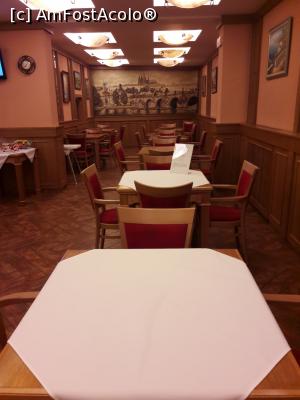 [P25] Hotelul Askania Praga - in sala de mese » foto by silvia tudoran
 - 
<span class="allrVoted glyphicon glyphicon-heart hidden" id="av1089956"></span>
<a class="m-l-10 hidden" id="sv1089956" onclick="voting_Foto_DelVot(,1089956,25431)" role="button">șterge vot <span class="glyphicon glyphicon-remove"></span></a>
<a id="v91089956" class=" c-red"  onclick="voting_Foto_SetVot(1089956)" role="button"><span class="glyphicon glyphicon-heart-empty"></span> <b>LIKE</b> = Votează poza</a> <img class="hidden"  id="f1089956W9" src="/imagini/loader.gif" border="0" /><span class="AjErrMes hidden" id="e1089956ErM"></span>