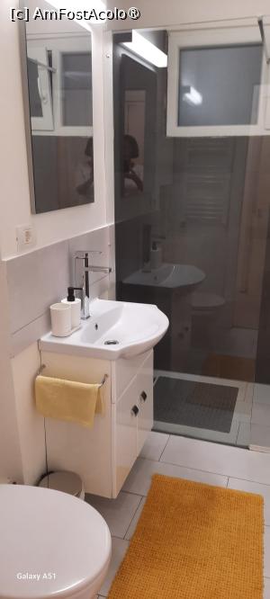[P28] Timișoara, Apartamentul „7 min from city center”, Baia văzută spre cabina dușului » foto by mprofeanu
 - 
<span class="allrVoted glyphicon glyphicon-heart hidden" id="av1495452"></span>
<a class="m-l-10 hidden" id="sv1495452" onclick="voting_Foto_DelVot(,1495452,25464)" role="button">șterge vot <span class="glyphicon glyphicon-remove"></span></a>
<a id="v91495452" class=" c-red"  onclick="voting_Foto_SetVot(1495452)" role="button"><span class="glyphicon glyphicon-heart-empty"></span> <b>LIKE</b> = Votează poza</a> <img class="hidden"  id="f1495452W9" src="/imagini/loader.gif" border="0" /><span class="AjErrMes hidden" id="e1495452ErM"></span>