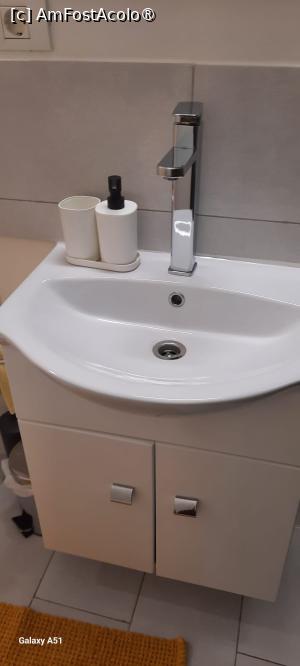 [P30] Timișoara, Apartamentul „7 min from city center”, Baia, Chiuveta cu Dozatorul de săpun » foto by mprofeanu
 - 
<span class="allrVoted glyphicon glyphicon-heart hidden" id="av1495454"></span>
<a class="m-l-10 hidden" id="sv1495454" onclick="voting_Foto_DelVot(,1495454,25464)" role="button">șterge vot <span class="glyphicon glyphicon-remove"></span></a>
<a id="v91495454" class=" c-red"  onclick="voting_Foto_SetVot(1495454)" role="button"><span class="glyphicon glyphicon-heart-empty"></span> <b>LIKE</b> = Votează poza</a> <img class="hidden"  id="f1495454W9" src="/imagini/loader.gif" border="0" /><span class="AjErrMes hidden" id="e1495454ErM"></span>