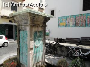 [P15] Ceramica din spate, este pe zidul Chiesei Dello Spirito Santo, fântâna din piațeta Ischia Ponte.  » foto by maryka
 - 
<span class="allrVoted glyphicon glyphicon-heart hidden" id="av1098101"></span>
<a class="m-l-10 hidden" id="sv1098101" onclick="voting_Foto_DelVot(,1098101,25565)" role="button">șterge vot <span class="glyphicon glyphicon-remove"></span></a>
<a id="v91098101" class=" c-red"  onclick="voting_Foto_SetVot(1098101)" role="button"><span class="glyphicon glyphicon-heart-empty"></span> <b>LIKE</b> = Votează poza</a> <img class="hidden"  id="f1098101W9" src="/imagini/loader.gif" border="0" /><span class="AjErrMes hidden" id="e1098101ErM"></span>