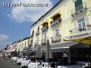 [P18] Faleza cu terase și restaurante, Ischia Porto.  » foto by maryka
 - 
<span class="allrVoted glyphicon glyphicon-heart hidden" id="av1098104"></span>
<a class="m-l-10 hidden" id="sv1098104" onclick="voting_Foto_DelVot(,1098104,25565)" role="button">șterge vot <span class="glyphicon glyphicon-remove"></span></a>
<a id="v91098104" class=" c-red"  onclick="voting_Foto_SetVot(1098104)" role="button"><span class="glyphicon glyphicon-heart-empty"></span> <b>LIKE</b> = Votează poza</a> <img class="hidden"  id="f1098104W9" src="/imagini/loader.gif" border="0" /><span class="AjErrMes hidden" id="e1098104ErM"></span>