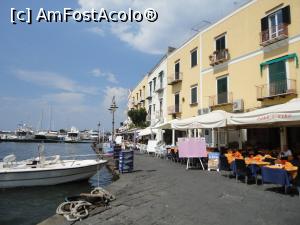 [P20] Ischia Porto, faleza cu terase.  » foto by maryka
 - 
<span class="allrVoted glyphicon glyphicon-heart hidden" id="av1098106"></span>
<a class="m-l-10 hidden" id="sv1098106" onclick="voting_Foto_DelVot(,1098106,25565)" role="button">șterge vot <span class="glyphicon glyphicon-remove"></span></a>
<a id="v91098106" class=" c-red"  onclick="voting_Foto_SetVot(1098106)" role="button"><span class="glyphicon glyphicon-heart-empty"></span> <b>LIKE</b> = Votează poza</a> <img class="hidden"  id="f1098106W9" src="/imagini/loader.gif" border="0" /><span class="AjErrMes hidden" id="e1098106ErM"></span>
