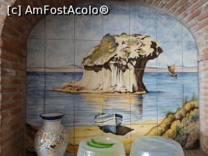 [P27] Interior Emiddio, „ciuperca” stânca din mare, din portul de la Lacco-Ameno.  » foto by maryka
 - 
<span class="allrVoted glyphicon glyphicon-heart hidden" id="av1098113"></span>
<a class="m-l-10 hidden" id="sv1098113" onclick="voting_Foto_DelVot(,1098113,25565)" role="button">șterge vot <span class="glyphicon glyphicon-remove"></span></a>
<a id="v91098113" class=" c-red"  onclick="voting_Foto_SetVot(1098113)" role="button"><span class="glyphicon glyphicon-heart-empty"></span> <b>LIKE</b> = Votează poza</a> <img class="hidden"  id="f1098113W9" src="/imagini/loader.gif" border="0" /><span class="AjErrMes hidden" id="e1098113ErM"></span>