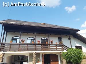 [P01] Exteriorul pensiunii. În stânga se vede bucătăria exterioară. Intrarea se face pe scări prin dreapta în spatele tufei de " mâna maicii Domnului"  » foto by Fericire10
 - 
<span class="allrVoted glyphicon glyphicon-heart hidden" id="av1100624"></span>
<a class="m-l-10 hidden" id="sv1100624" onclick="voting_Foto_DelVot(,1100624,25602)" role="button">șterge vot <span class="glyphicon glyphicon-remove"></span></a>
<a id="v91100624" class=" c-red"  onclick="voting_Foto_SetVot(1100624)" role="button"><span class="glyphicon glyphicon-heart-empty"></span> <b>LIKE</b> = Votează poza</a> <img class="hidden"  id="f1100624W9" src="/imagini/loader.gif" border="0" /><span class="AjErrMes hidden" id="e1100624ErM"></span>