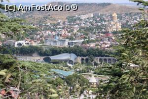 [P05] Georgia, Tbilisi, În centru Palatul Prezidențial cel cu cupola albastră, Sala de Concerte Rike (cele două tuburi) și Podul Păcii, în dreapta Catedrala Sfânta Treime văzute de la Cetatea Narikala » foto by mprofeanu
 - 
<span class="allrVoted glyphicon glyphicon-heart hidden" id="av1108935"></span>
<a class="m-l-10 hidden" id="sv1108935" onclick="voting_Foto_DelVot(,1108935,25712)" role="button">șterge vot <span class="glyphicon glyphicon-remove"></span></a>
<a id="v91108935" class=" c-red"  onclick="voting_Foto_SetVot(1108935)" role="button"><span class="glyphicon glyphicon-heart-empty"></span> <b>LIKE</b> = Votează poza</a> <img class="hidden"  id="f1108935W9" src="/imagini/loader.gif" border="0" /><span class="AjErrMes hidden" id="e1108935ErM"></span>