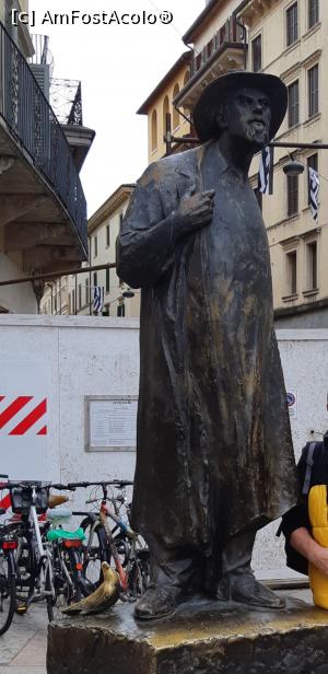 [P28] Statuia lui William Shakespeare » foto by gettyy
 - 
<span class="allrVoted glyphicon glyphicon-heart hidden" id="av1128393"></span>
<a class="m-l-10 hidden" id="sv1128393" onclick="voting_Foto_DelVot(,1128393,25716)" role="button">șterge vot <span class="glyphicon glyphicon-remove"></span></a>
<a id="v91128393" class=" c-red"  onclick="voting_Foto_SetVot(1128393)" role="button"><span class="glyphicon glyphicon-heart-empty"></span> <b>LIKE</b> = Votează poza</a> <img class="hidden"  id="f1128393W9" src="/imagini/loader.gif" border="0" /><span class="AjErrMes hidden" id="e1128393ErM"></span>
