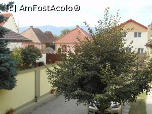 [P18] Șelimbăr - Vila Bel Ami. Curtea văzută de pe terasă.  » foto by iulianic
 - 
<span class="allrVoted glyphicon glyphicon-heart hidden" id="av1111140"></span>
<a class="m-l-10 hidden" id="sv1111140" onclick="voting_Foto_DelVot(,1111140,25738)" role="button">șterge vot <span class="glyphicon glyphicon-remove"></span></a>
<a id="v91111140" class=" c-red"  onclick="voting_Foto_SetVot(1111140)" role="button"><span class="glyphicon glyphicon-heart-empty"></span> <b>LIKE</b> = Votează poza</a> <img class="hidden"  id="f1111140W9" src="/imagini/loader.gif" border="0" /><span class="AjErrMes hidden" id="e1111140ErM"></span>