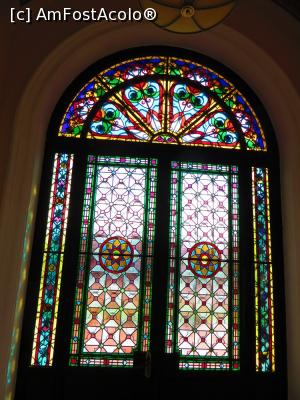 [P23] Vitraliu aflat la intrarea sudică în clădire - muzeul din Tecuci.  » foto by tata123 🔱
 - 
<span class="allrVoted glyphicon glyphicon-heart hidden" id="av769778"></span>
<a class="m-l-10 hidden" id="sv769778" onclick="voting_Foto_DelVot(,769778,25751)" role="button">șterge vot <span class="glyphicon glyphicon-remove"></span></a>
<a id="v9769778" class=" c-red"  onclick="voting_Foto_SetVot(769778)" role="button"><span class="glyphicon glyphicon-heart-empty"></span> <b>LIKE</b> = Votează poza</a> <img class="hidden"  id="f769778W9" src="/imagini/loader.gif" border="0" /><span class="AjErrMes hidden" id="e769778ErM"></span>