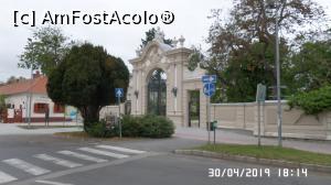[P05] Palatul Festetics, Keszthely. Exteriorul. Poarta spre centrul orașului » foto by ungureanica
 - 
<span class="allrVoted glyphicon glyphicon-heart hidden" id="av1115221"></span>
<a class="m-l-10 hidden" id="sv1115221" onclick="voting_Foto_DelVot(,1115221,25784)" role="button">șterge vot <span class="glyphicon glyphicon-remove"></span></a>
<a id="v91115221" class=" c-red"  onclick="voting_Foto_SetVot(1115221)" role="button"><span class="glyphicon glyphicon-heart-empty"></span> <b>LIKE</b> = Votează poza</a> <img class="hidden"  id="f1115221W9" src="/imagini/loader.gif" border="0" /><span class="AjErrMes hidden" id="e1115221ErM"></span>