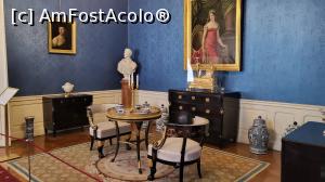 [P28] <strong>Salonul Albastru</strong> introduce o alta generatie a familiei Festetics, László Festetics, care a sprijinit bibliotecile publice, acordand ajutor financiar Academiei Maghiare de Stiinte. In acelasi timp, pentru a sprijini cursele de cai, László a donat premii substantiale in bani. Portretul sau impreuna cu alte doua tablouri ce o infatiseaza pe sotia sa, Josephine Hohenzollern-Hechingen, sunt expuse aici. » foto by geani anto
 - 
<span class="allrVoted glyphicon glyphicon-heart hidden" id="av1333322"></span>
<a class="m-l-10 hidden" id="sv1333322" onclick="voting_Foto_DelVot(,1333322,25784)" role="button">șterge vot <span class="glyphicon glyphicon-remove"></span></a>
<a id="v91333322" class=" c-red"  onclick="voting_Foto_SetVot(1333322)" role="button"><span class="glyphicon glyphicon-heart-empty"></span> <b>LIKE</b> = Votează poza</a> <img class="hidden"  id="f1333322W9" src="/imagini/loader.gif" border="0" /><span class="AjErrMes hidden" id="e1333322ErM"></span>
