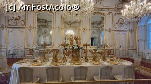 [P34] O masa de sufragerie cu douasprezece locuri sta in mijlocul camerei, inconjurata de scaune rococo. Cele mai semnificative piese din vesela includ farfuriile si cupele de argint aurit, care au apartinut lui George Festetics I, completate de un serviciu de tacamuri de argint si un serviciu de cristal. » foto by geani anto
 - 
<span class="allrVoted glyphicon glyphicon-heart hidden" id="av1333328"></span>
<a class="m-l-10 hidden" id="sv1333328" onclick="voting_Foto_DelVot(,1333328,25784)" role="button">șterge vot <span class="glyphicon glyphicon-remove"></span></a>
<a id="v91333328" class=" c-red"  onclick="voting_Foto_SetVot(1333328)" role="button"><span class="glyphicon glyphicon-heart-empty"></span> <b>LIKE</b> = Votează poza</a> <img class="hidden"  id="f1333328W9" src="/imagini/loader.gif" border="0" /><span class="AjErrMes hidden" id="e1333328ErM"></span>