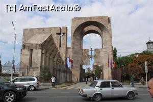 [P13] Echmiadzin Complex, Grandioasa intrare, monument sculptat în piatră, cei doi ctitori țin Crucea Credinței » foto by mprofeanu
 - 
<span class="allrVoted glyphicon glyphicon-heart hidden" id="av1135576"></span>
<a class="m-l-10 hidden" id="sv1135576" onclick="voting_Foto_DelVot(,1135576,25788)" role="button">șterge vot <span class="glyphicon glyphicon-remove"></span></a>
<a id="v91135576" class=" c-red"  onclick="voting_Foto_SetVot(1135576)" role="button"><span class="glyphicon glyphicon-heart-empty"></span> <b>LIKE</b> = Votează poza</a> <img class="hidden"  id="f1135576W9" src="/imagini/loader.gif" border="0" /><span class="AjErrMes hidden" id="e1135576ErM"></span>