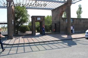[P80] Zvartnots, Site-ul arheologic, Intrarea pietonală și Casa de bilete, în stânga se intră și cu mașina, așa am procedat și noi...  » foto by mprofeanu
 - 
<span class="allrVoted glyphicon glyphicon-heart hidden" id="av1135643"></span>
<a class="m-l-10 hidden" id="sv1135643" onclick="voting_Foto_DelVot(,1135643,25788)" role="button">șterge vot <span class="glyphicon glyphicon-remove"></span></a>
<a id="v91135643" class=" c-red"  onclick="voting_Foto_SetVot(1135643)" role="button"><span class="glyphicon glyphicon-heart-empty"></span> <b>LIKE</b> = Votează poza</a> <img class="hidden"  id="f1135643W9" src="/imagini/loader.gif" border="0" /><span class="AjErrMes hidden" id="e1135643ErM"></span>