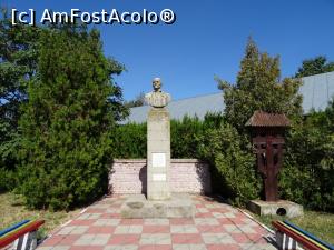 [P21] Bustul lui Nicolae Grigorescu (1957) așezat în centrul satului Pitaru.  » foto by tata123 🔱
 - 
<span class="allrVoted glyphicon glyphicon-heart hidden" id="av1115933"></span>
<a class="m-l-10 hidden" id="sv1115933" onclick="voting_Foto_DelVot(,1115933,25793)" role="button">șterge vot <span class="glyphicon glyphicon-remove"></span></a>
<a id="v91115933" class=" c-red"  onclick="voting_Foto_SetVot(1115933)" role="button"><span class="glyphicon glyphicon-heart-empty"></span> <b>LIKE</b> = Votează poza</a> <img class="hidden"  id="f1115933W9" src="/imagini/loader.gif" border="0" /><span class="AjErrMes hidden" id="e1115933ErM"></span>